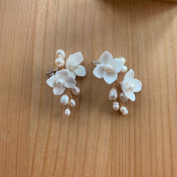 ON HOLD nwt Bridal / summer flower earrings - Picture 1 of 4